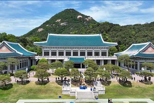 Blue House (Cheong Wa Dae) – toà nhà chính phủ với mái ngói xanh nằm dưới chân núi Bugaksan, từng là dinh tổng thống Hàn Quốc